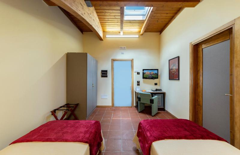 Twin Room image 1