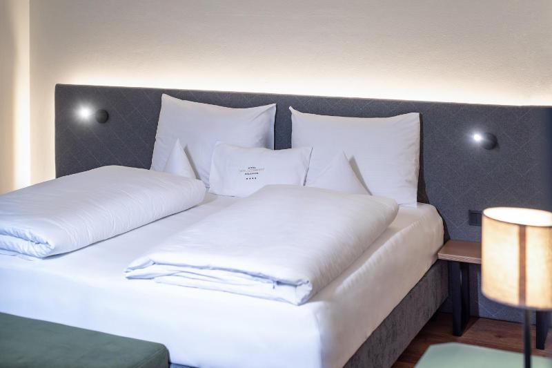 Standard Double Room image 1