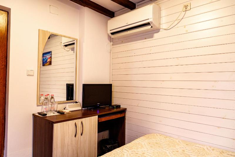 Small Double Room image 3