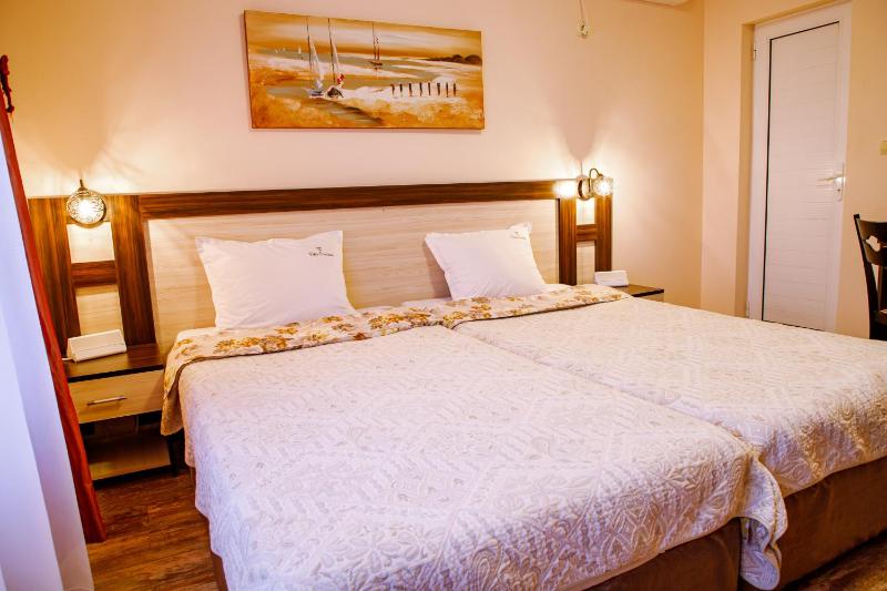 Twin Room with Extra Bed image 4