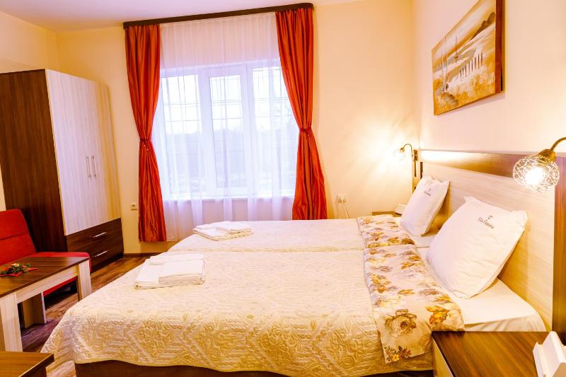 Twin Room with Extra Bed image 3