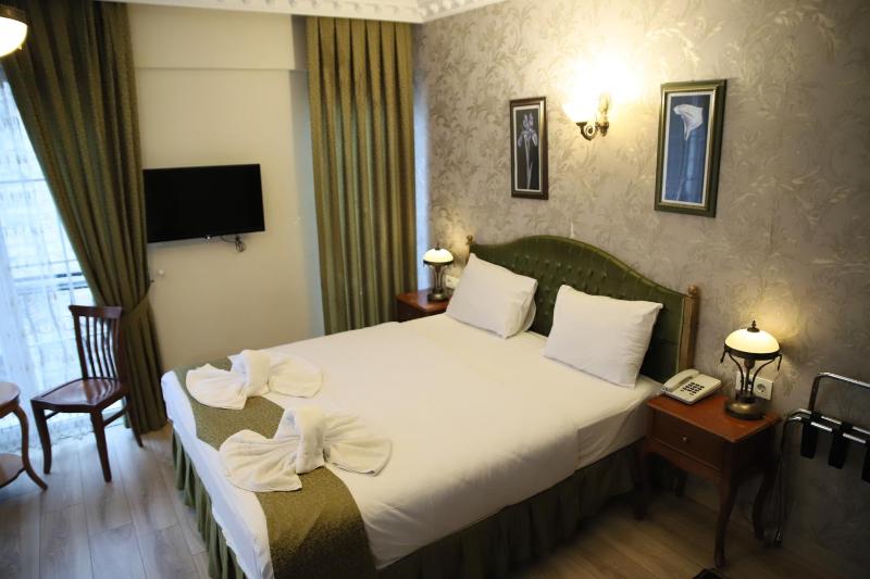 Family Room (4 Adults) image 4