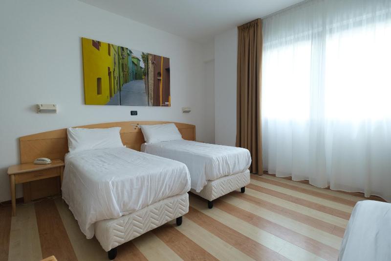 Twin Room image 4