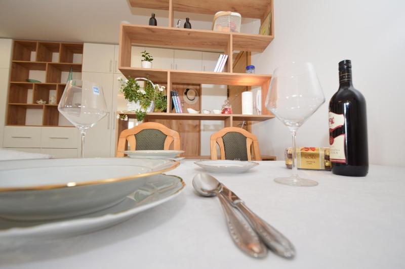 Shine24 - Spacious and Bright Apartment with Swing and Free Parking - image 9
