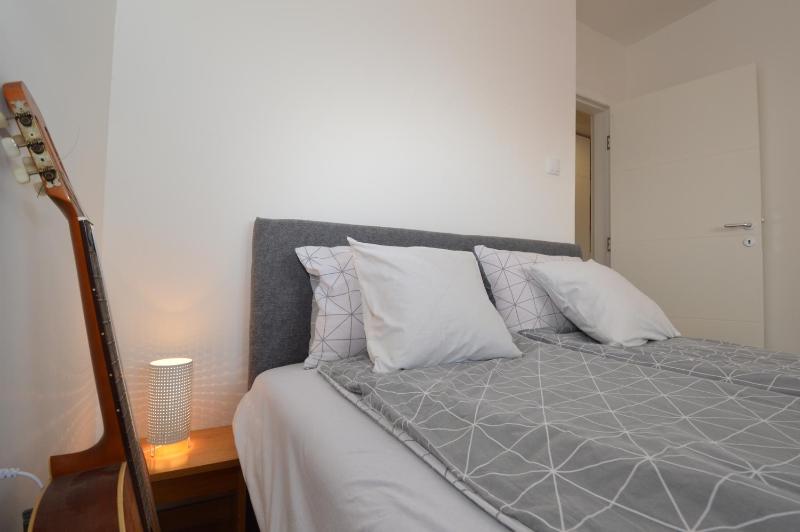 Shine24 - Spacious and Bright Apartment with Swing and Free Parking - image 6