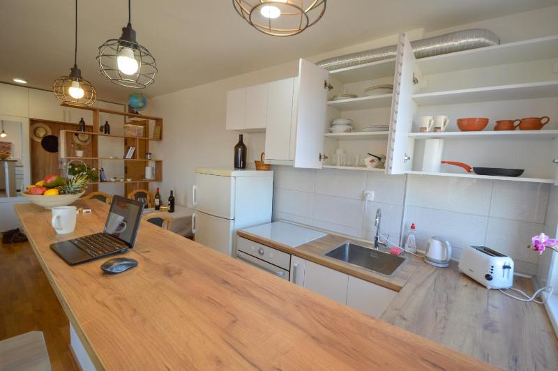 Shine24 - Spacious and Bright Apartment with Swing and Free Parking - image 2