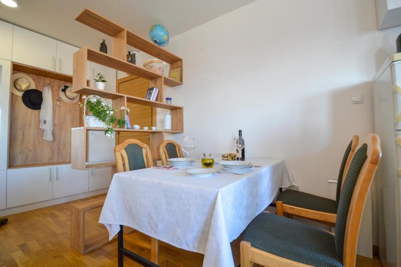 Shine24 - Spacious and Bright Apartment with Swing and Free Parking - image 8