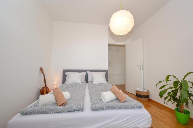 Shine24 - Spacious and Bright Apartment with Swing and Free Parking - image 15