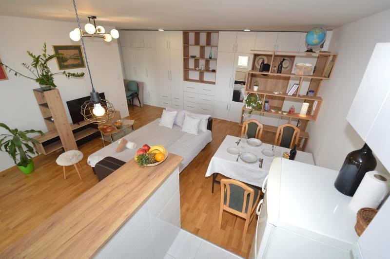 Shine24 - Spacious and Bright Apartment with Swing and Free Parking - image 13