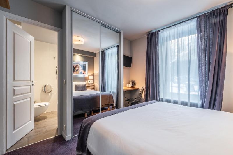 Standard Double Room image 3