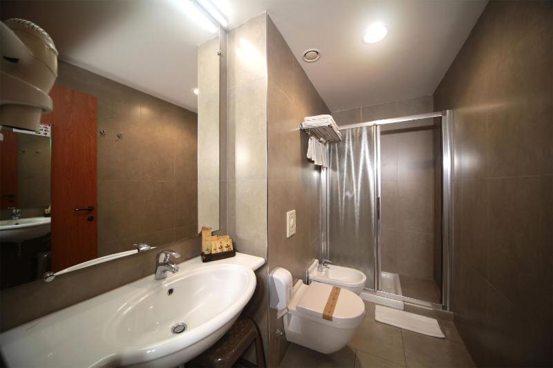 Double Room with Partial Lake View image 1