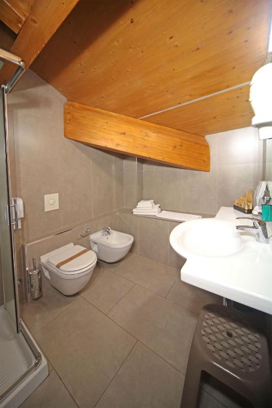 Double Room with Partial Lake View image 2