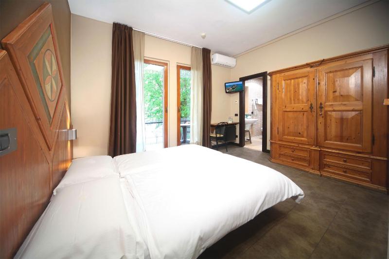 Double Room with Lake View image 4