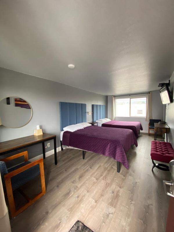 Queen Room with Two Queen Beds - Non-Smoking image 3
