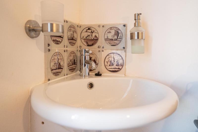 Single Room with Shared Shower and Toilet image 2