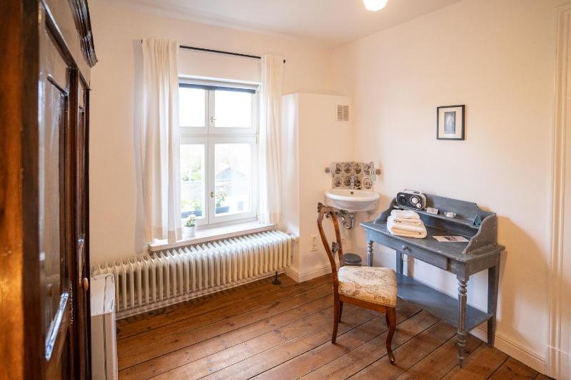 Single Room with Shared Shower and Toilet image 3