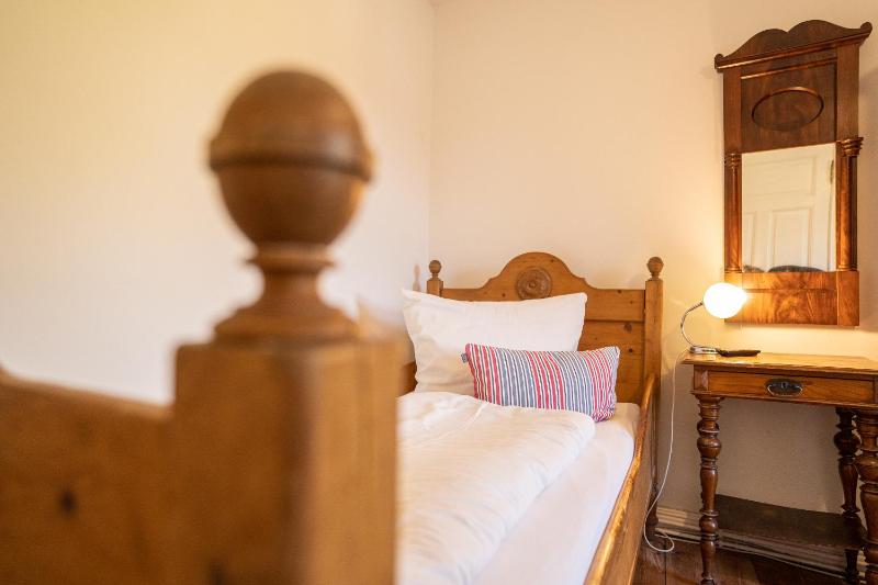 Single Room with Shared Shower and Toilet image 1