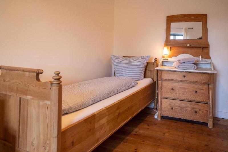 Single Room with Shared Shower and Toilet image 1