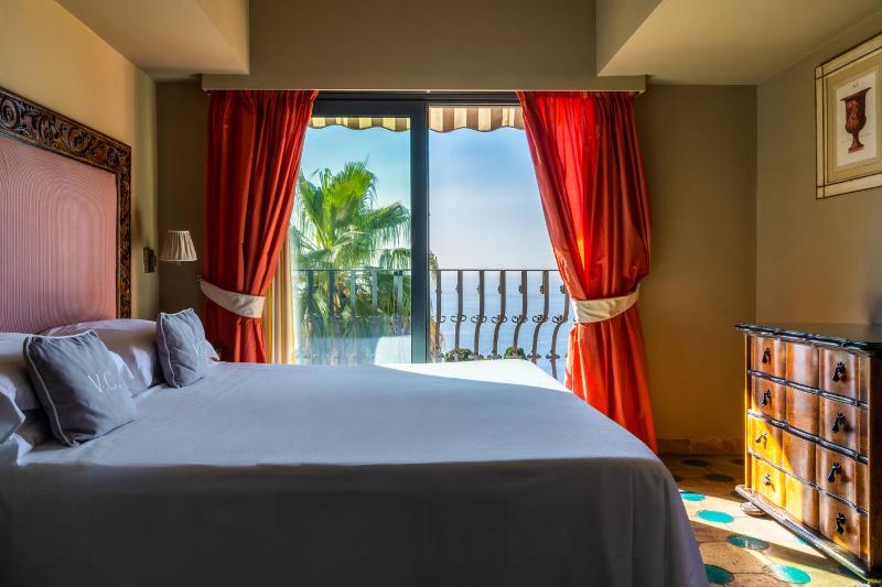 Deluxe Double or Twin Room with Sea View image 3