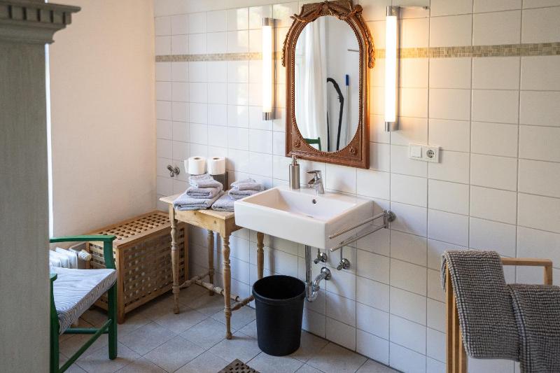 Single Room with Shared Shower and Toilet image 2