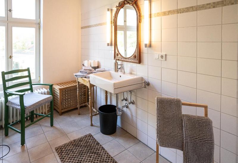 Single Room with Shared Shower and Toilet image 4
