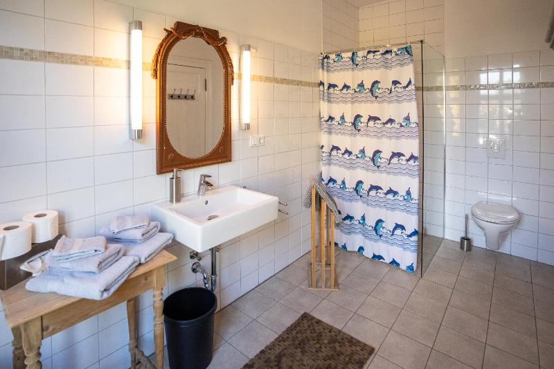 Single Room with Shared Shower and Toilet image 3