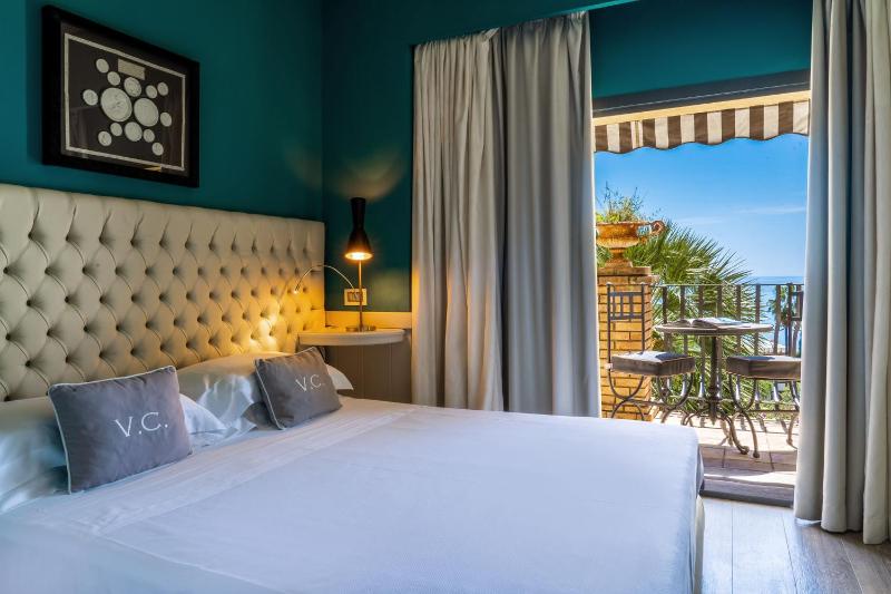 Deluxe Suite with Sea View image 4