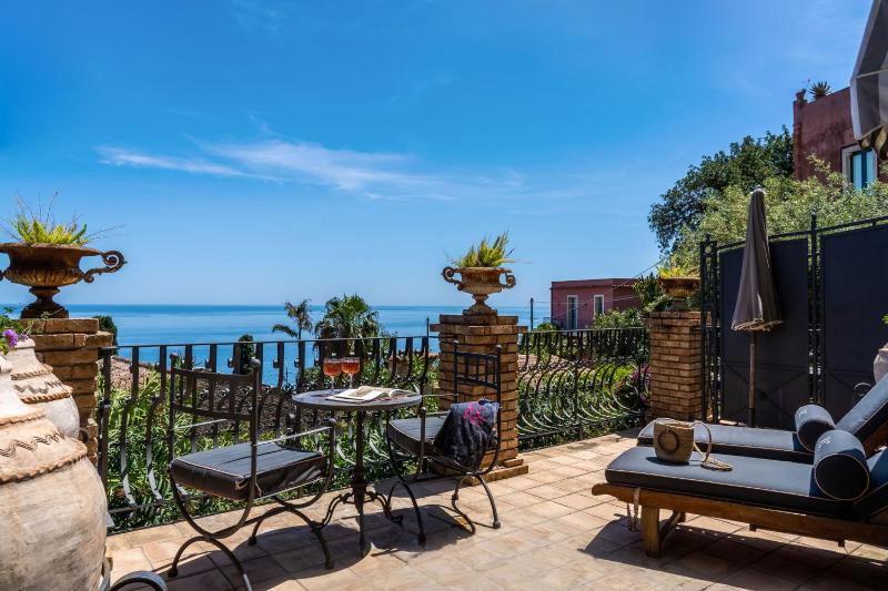 Deluxe Suite with Sea View image 3