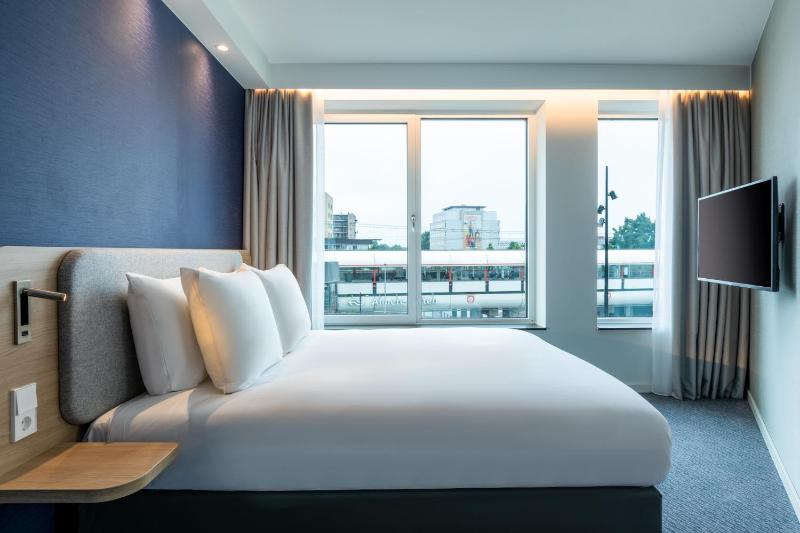 Standard Queen Room image 4