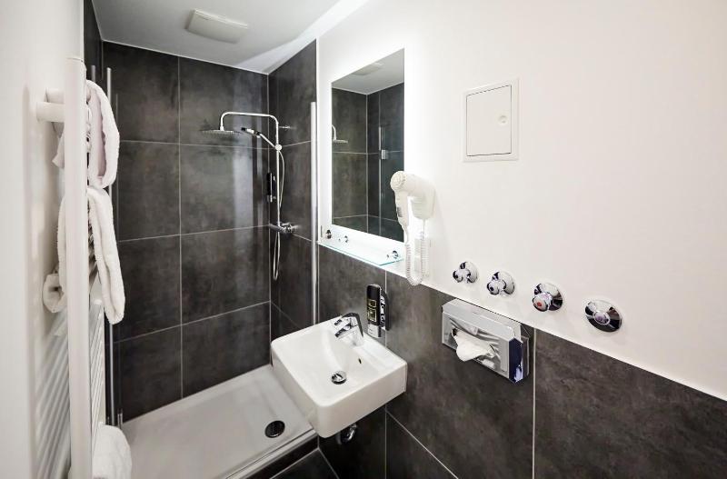 Compact Double Room image 4