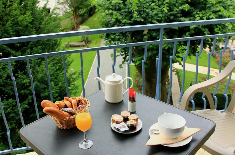 Superior Double Room with Balcony image 3