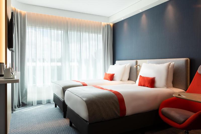 Standard Twin Room image 1