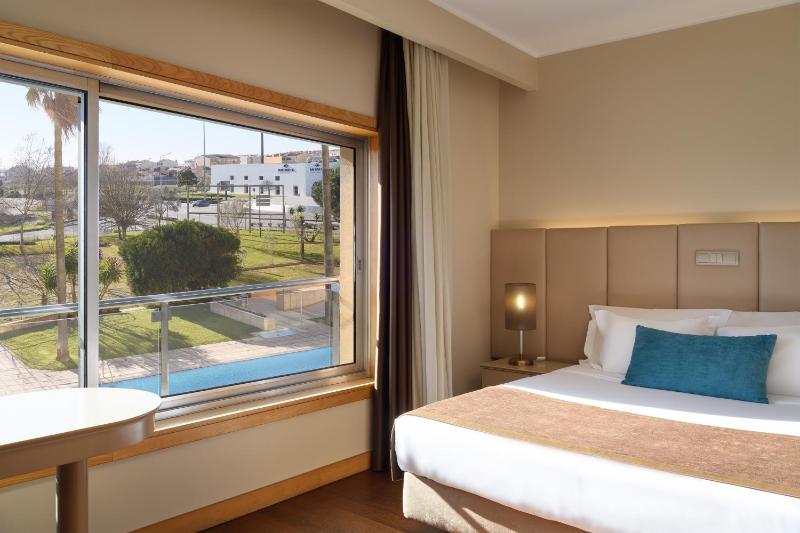 Deluxe Double Room with Pool View -  Non-Smoking image 4