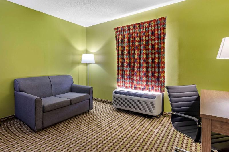 King Room with Sofa Bed - Non-Smoking image 3