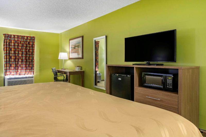 King Room with Sofa Bed - Non-Smoking image 4