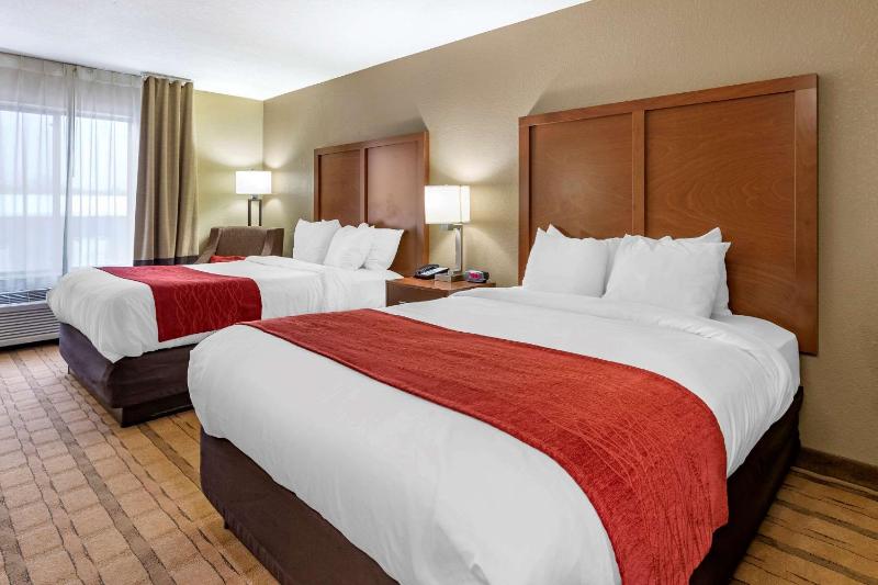 Queen Room with Two Queen Beds - Non-Smoking image 2