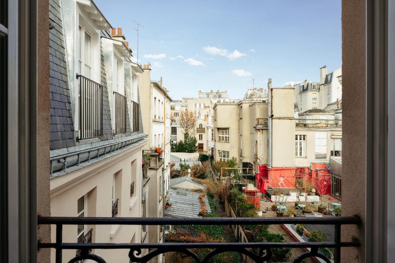 Deluxe One-Bedroom Apartment with City View image 4