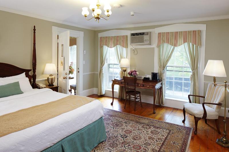 Deluxe King Room image 2