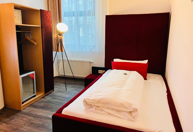 Comfort Single Room image 4