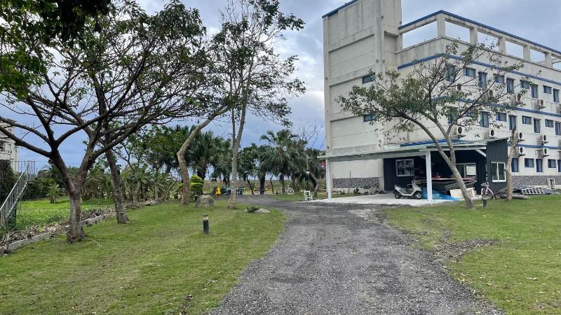 海邊名人50電梯民宿 專屬停車場 - image 16