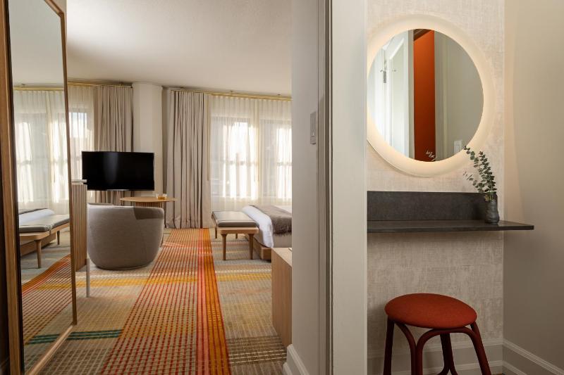 Junior Suite with One King Bed and Cityview image 3