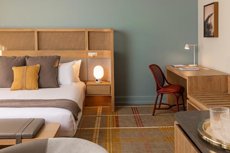 Junior Suite with One King Bed and Cityview image 4