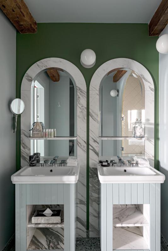 Zatterre Junior Suite with Canal View image 4