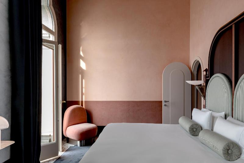 Giudecca Executive Room with Balcony and Canal View image 3