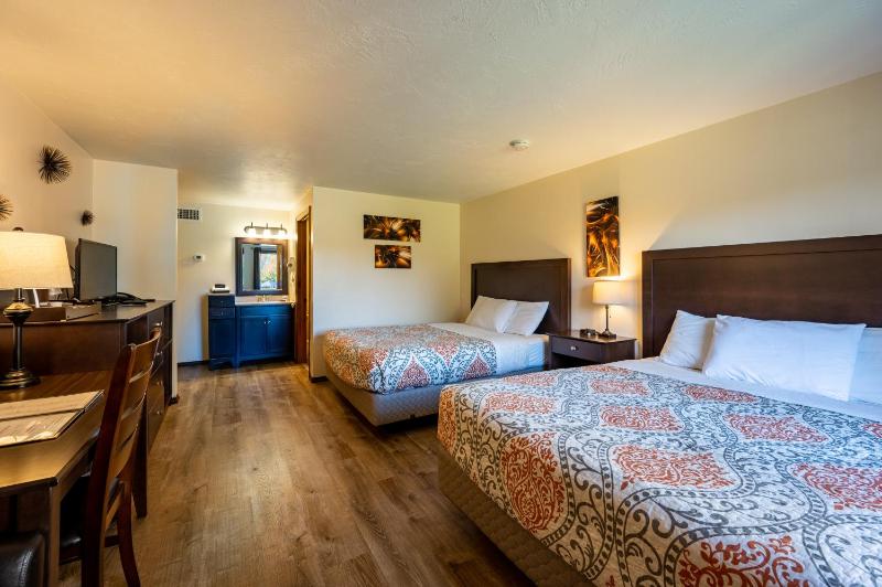 Queen Room with Two Queen Beds image 1