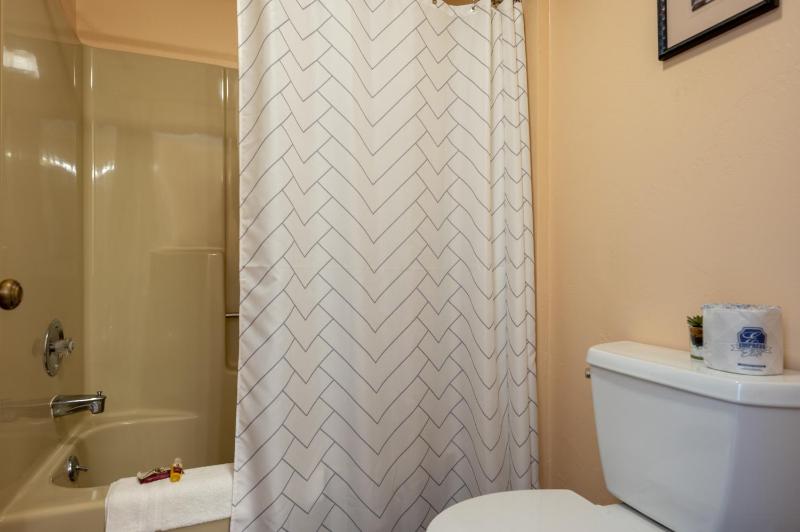 Queen Room image 3