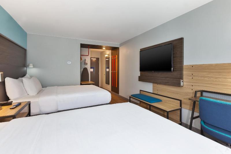 Queen Room with Two Queen Beds image 3