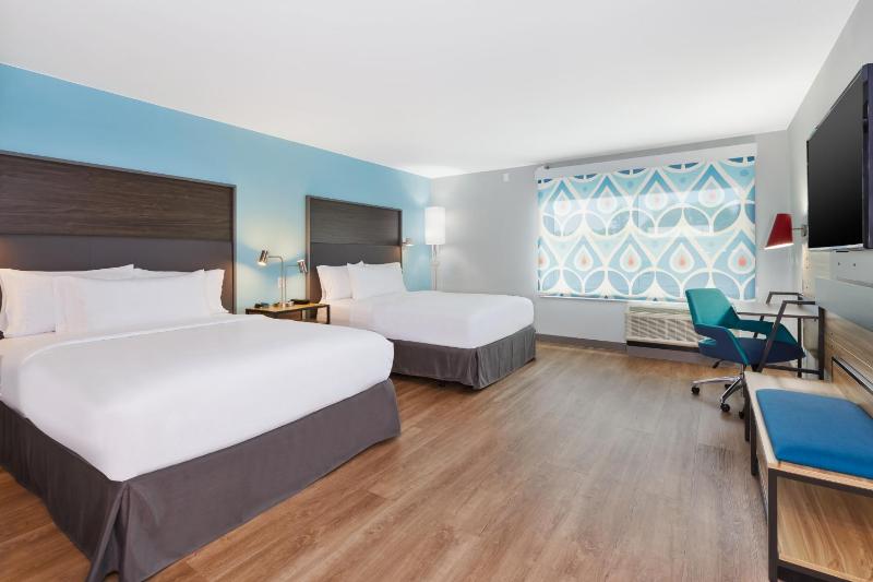 Queen Room with Two Queen Beds and Roll-In Shower - Mobility Access image 1