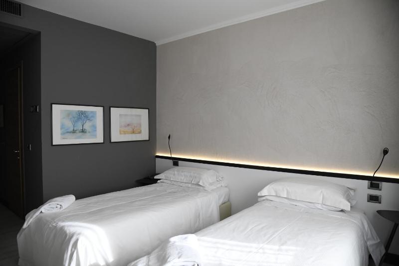 Classic Twin Room image 2
