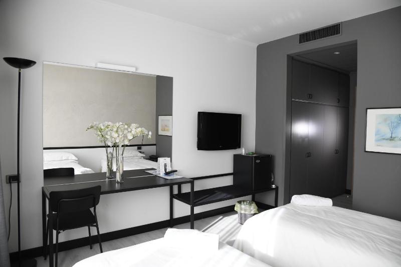 Classic Twin Room image 3